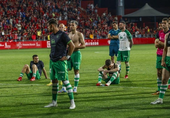 Varios jugadores del Racing, apesadumbrados tras la derrota en Anduva.