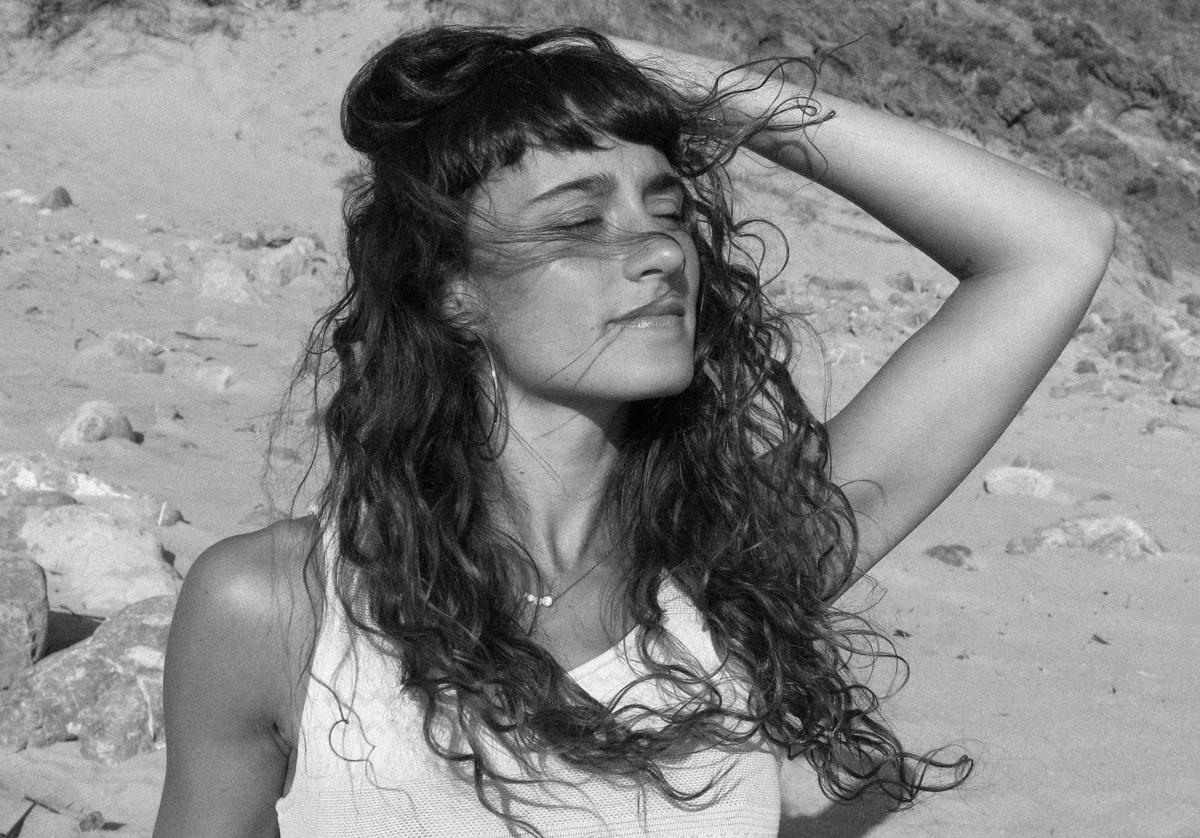 La cantante y compositora acaba de publicar su primer álbum, 'Los cinco elementos'.