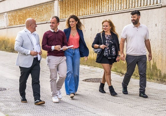 Agustín Molleda, Diego Trueba, Ainoa Quiñones, Susana Fernández y Norberto Revuelta, tras presentar la denuncia en Las Salesas.