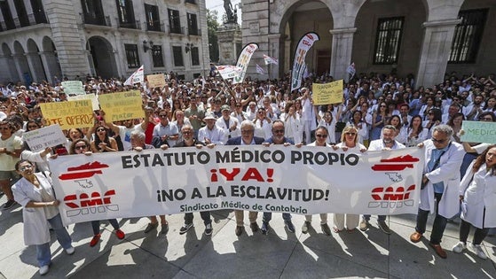 Concentración de médicos esta mañana en la Plaza Porticada, en Santander.