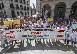 Concentración de médicos esta mañana en la Plaza Porticada, en Santander.