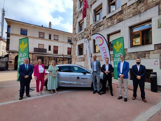 Por cada compra en los comercios adheridos, se entrega una papeleta para conseguir el coche que se ha presentado esta mañana.