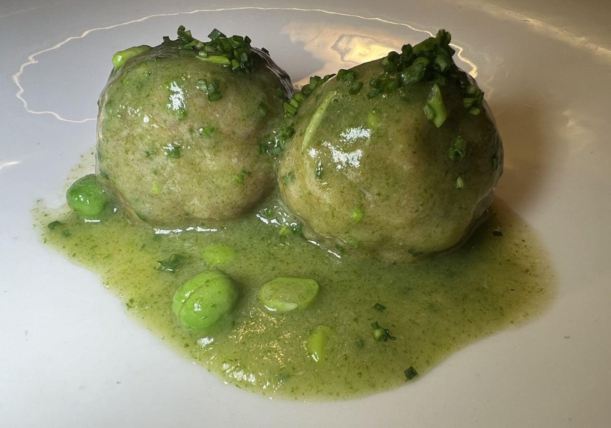 Imagen principal - Albóndigas de chicharro en salsa verde, sapito a la parrilla con refrito y panadera y leche frita con toffe y helado de vainilla.