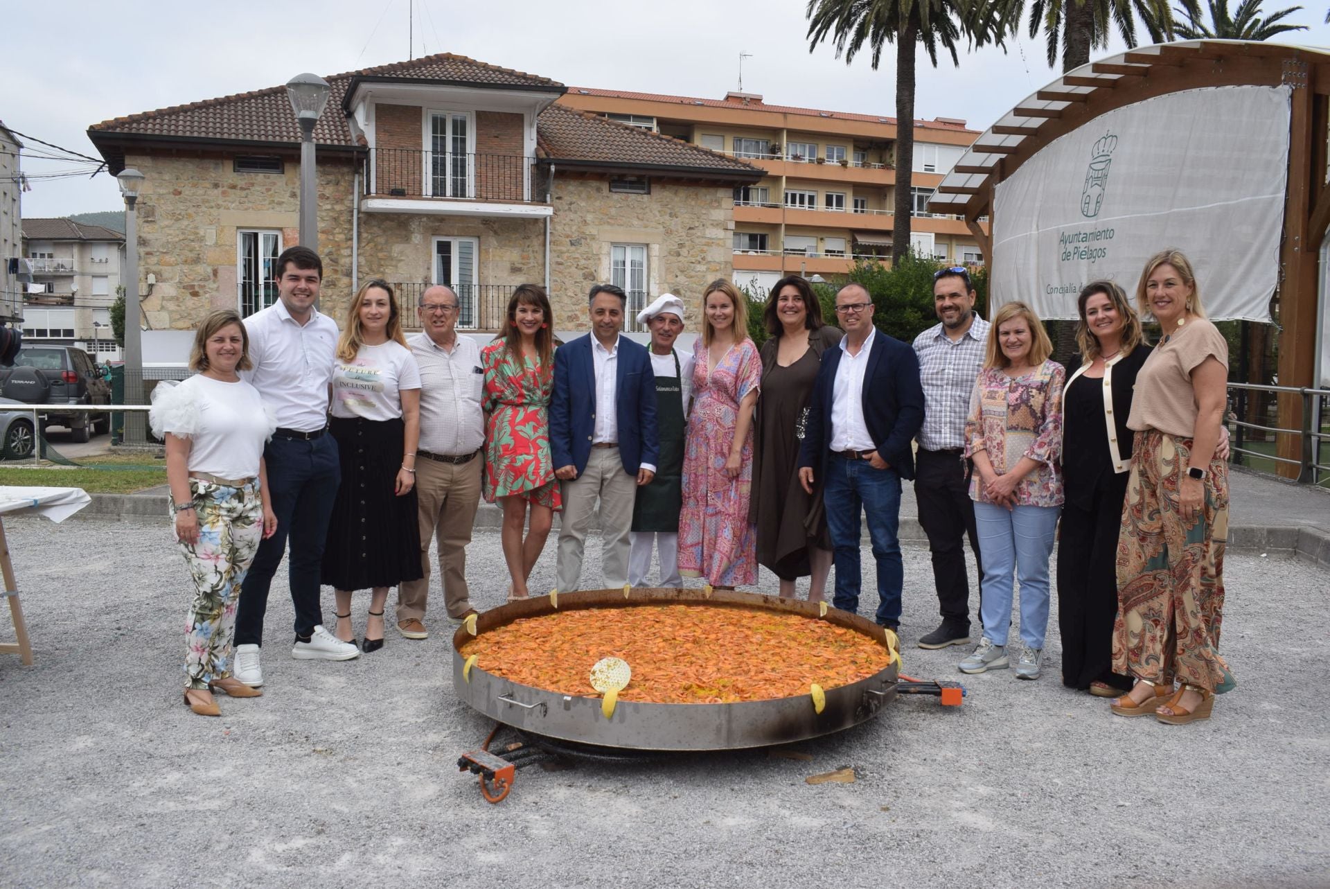 Los políticos del Ayuntamiento de Piélagos en torno a la gran paella que disfrutaron en la comida popular.