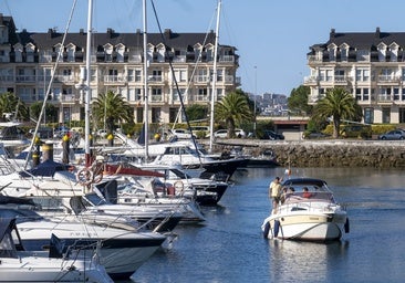Embarcaciones en el puerto Marina del Cantábrico.