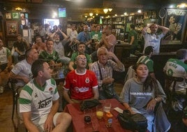 Aficionados del Racing que no viajaron a Miranda, incrédulos tras encajar el primer gol a favor de los de Alessio Lisci.