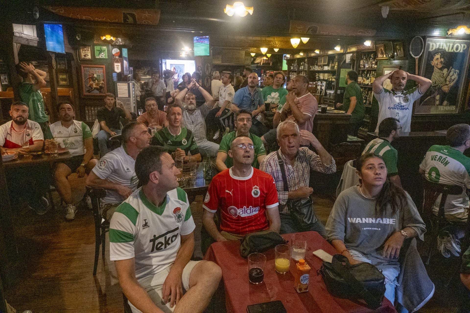 Aficionados del Racing que no viajaron a Miranda, incrédulos tras encajar el primer gol a favor de los de Alessio Lisci.