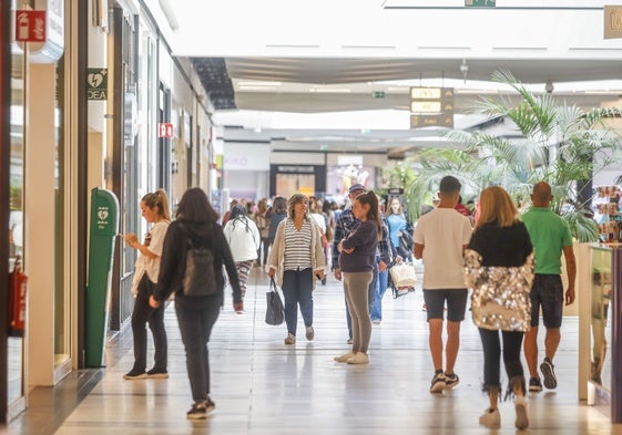 Clientes en el centro comercial Valle Real.