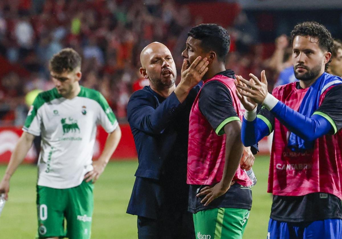 José Alberto consuela a Jeremy, Parera aplaude a la afición y Montero se lleva las manos a la cabeza tras la derrota ante el Mirandés en Anduva.