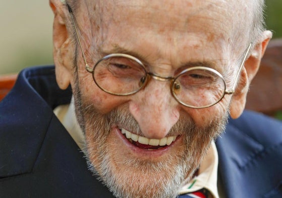 Álvaro Pombo, en uno de sus últimos retratos en Santander.