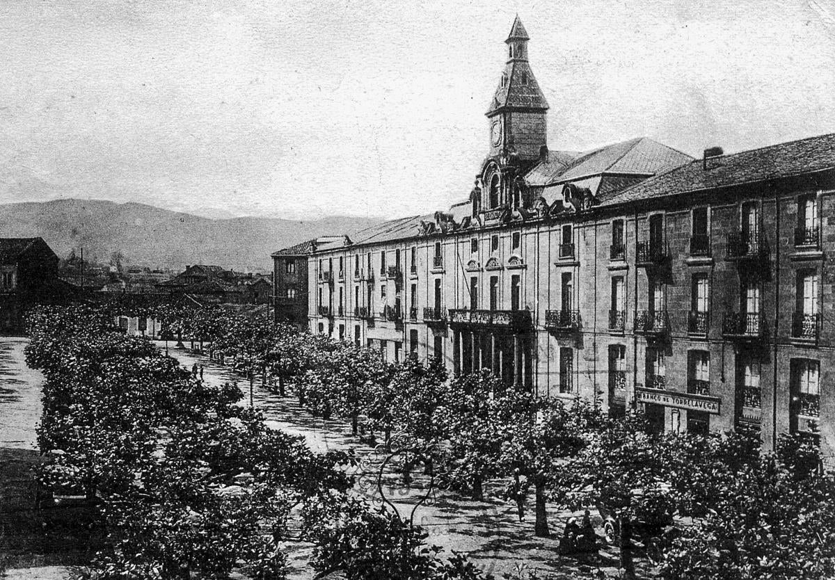 Fotografía antigua del Palacio municipal de Torrelavega y el Bulevar, decorado entonces con decenas de árboles.
