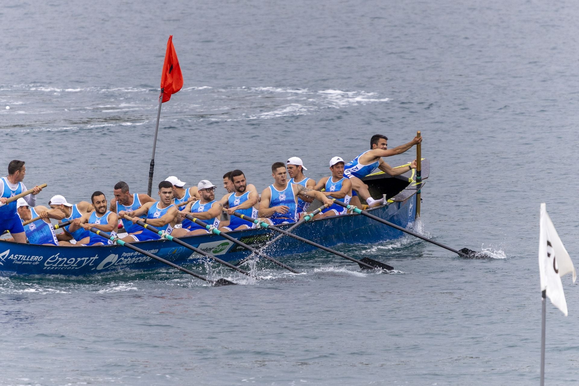 La San José toma una ciaboga en su regata.