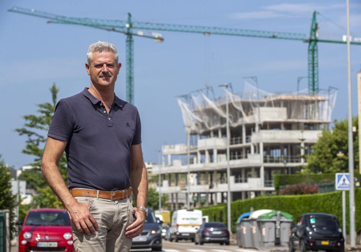 Álvaro Martínez Balbás posa delante de un bloque de pisos en construcción en Santander.