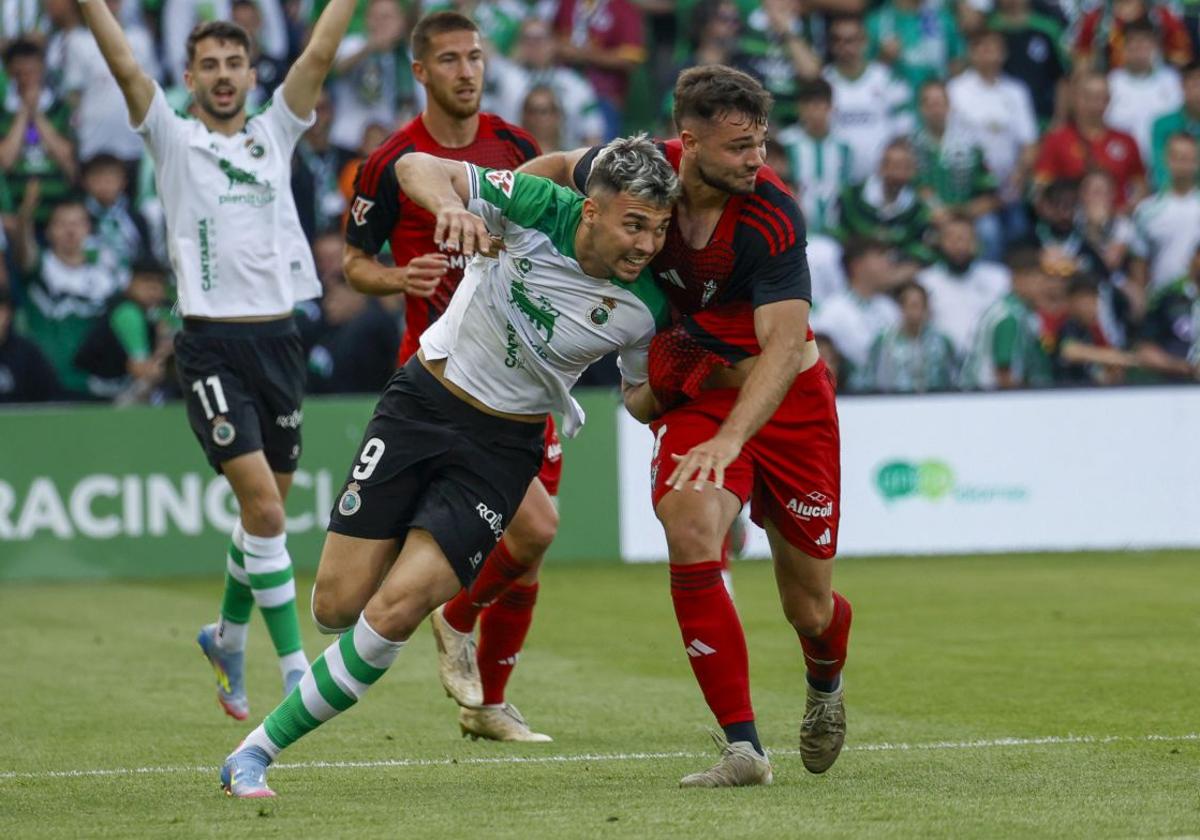 Arana forcejea con Egiluz en el partido de ida de la eliminatoria del play off.
