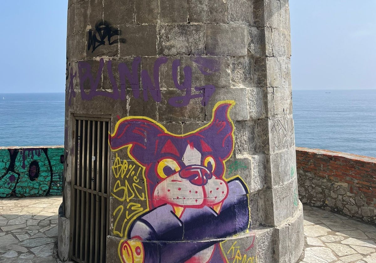 Pintadas que exhibe la torre del faro y el murete.