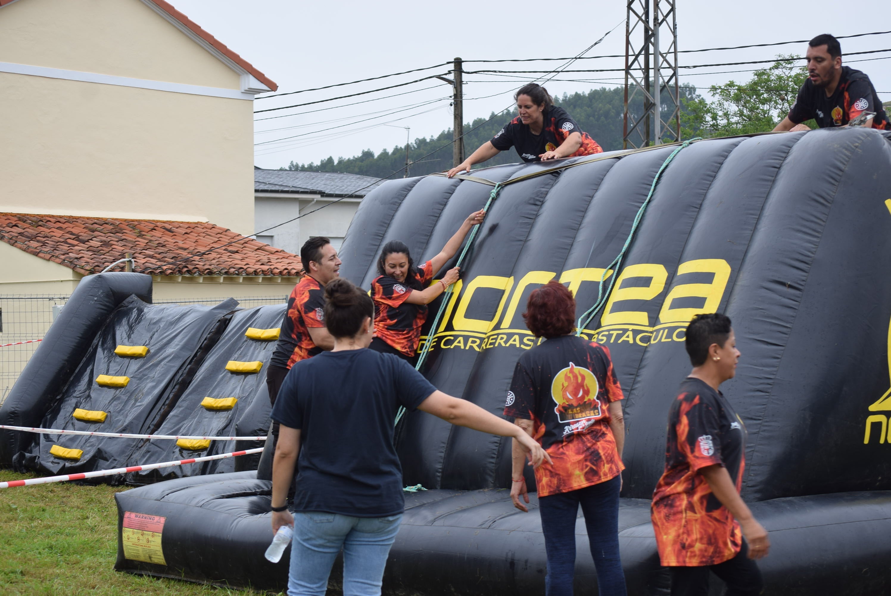 Las peñas tuvieron que escalar por los hinchables. 