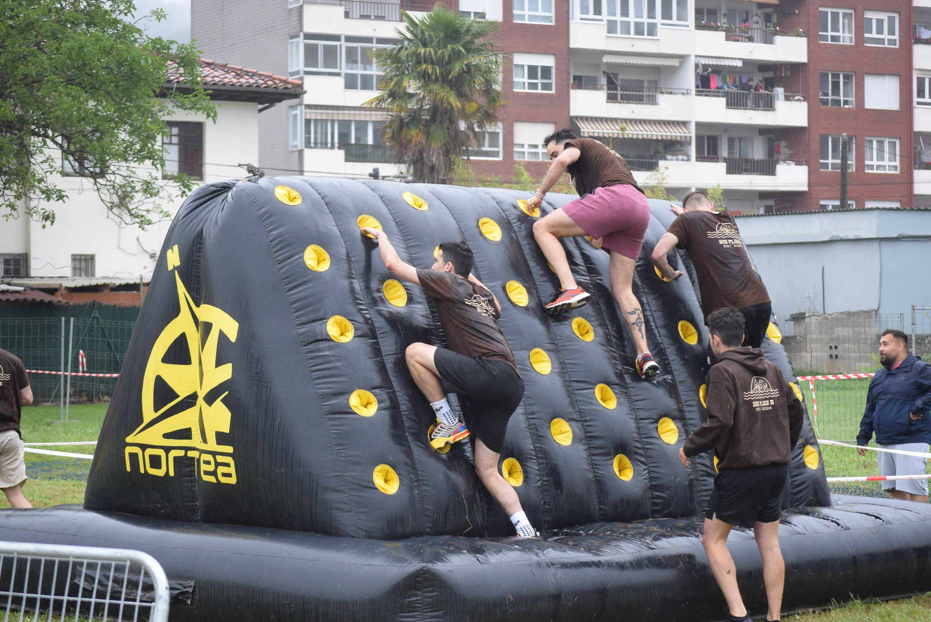 La escalada fue una de las pruebas complicadas de la gincana por lo resbaladizo del plástico con la lluvia. 