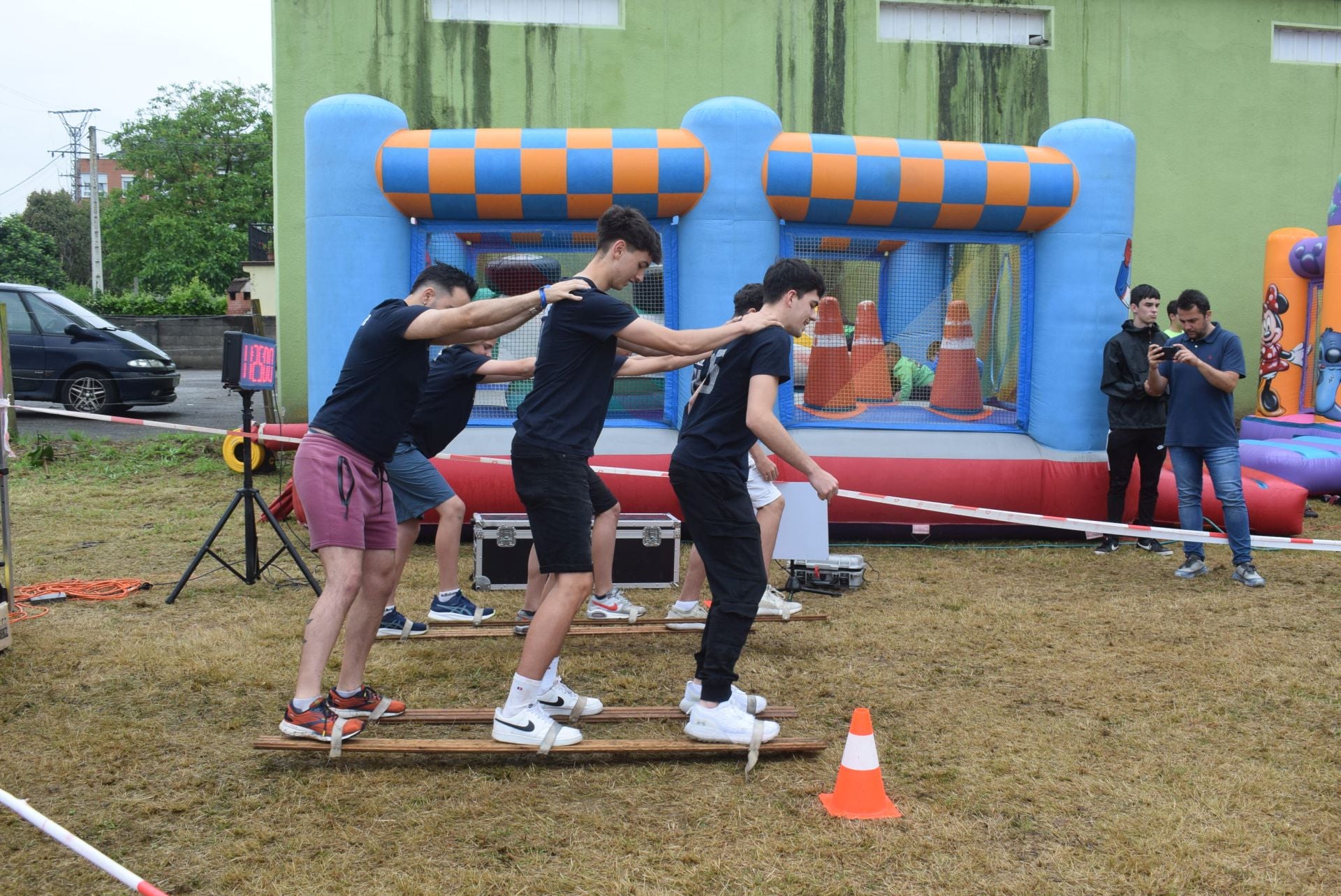 Tres amigos intentando superar la prueba de los esquies.