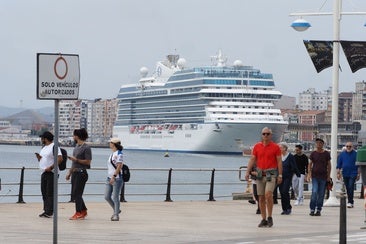 Un crucero, durante su atraque en Santander.
