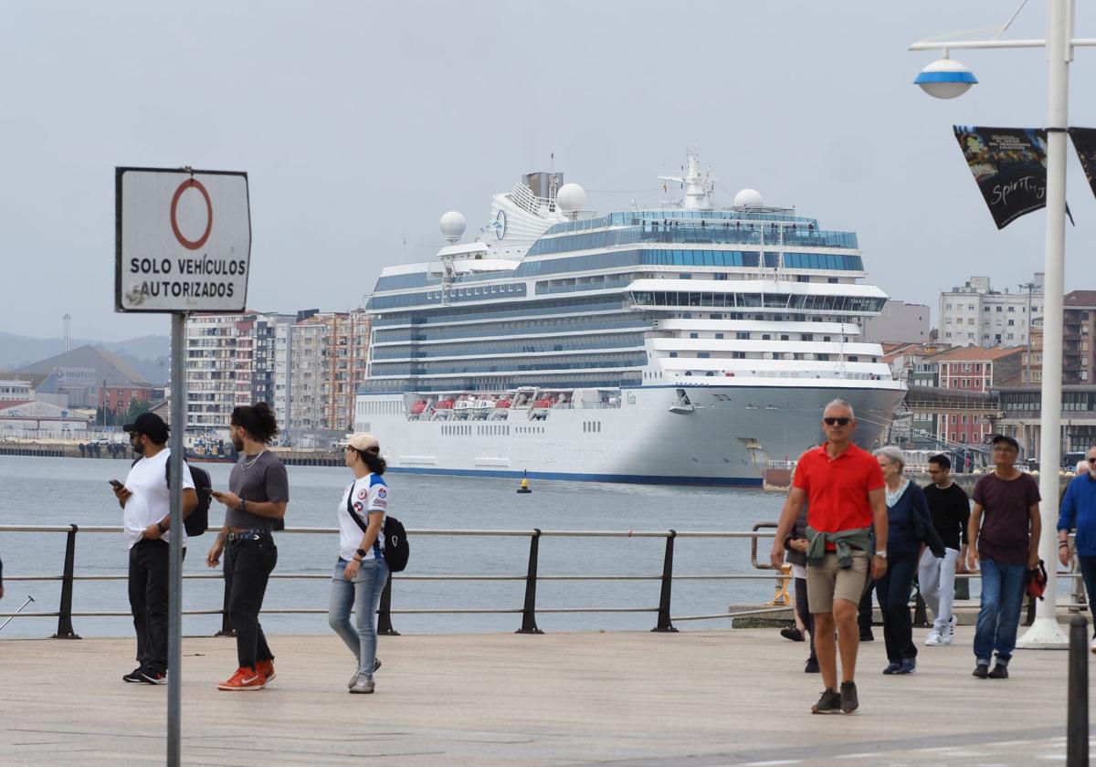 Un crucero, durante su atraque en Santander.