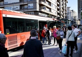 Varios usuarios del transporte urbano se bajan del Torrebús en la calle Julián Ceballos.
