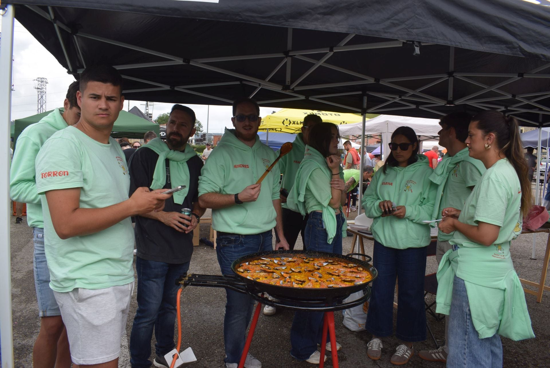 Una de las peñas posando con la paella lista para servir.