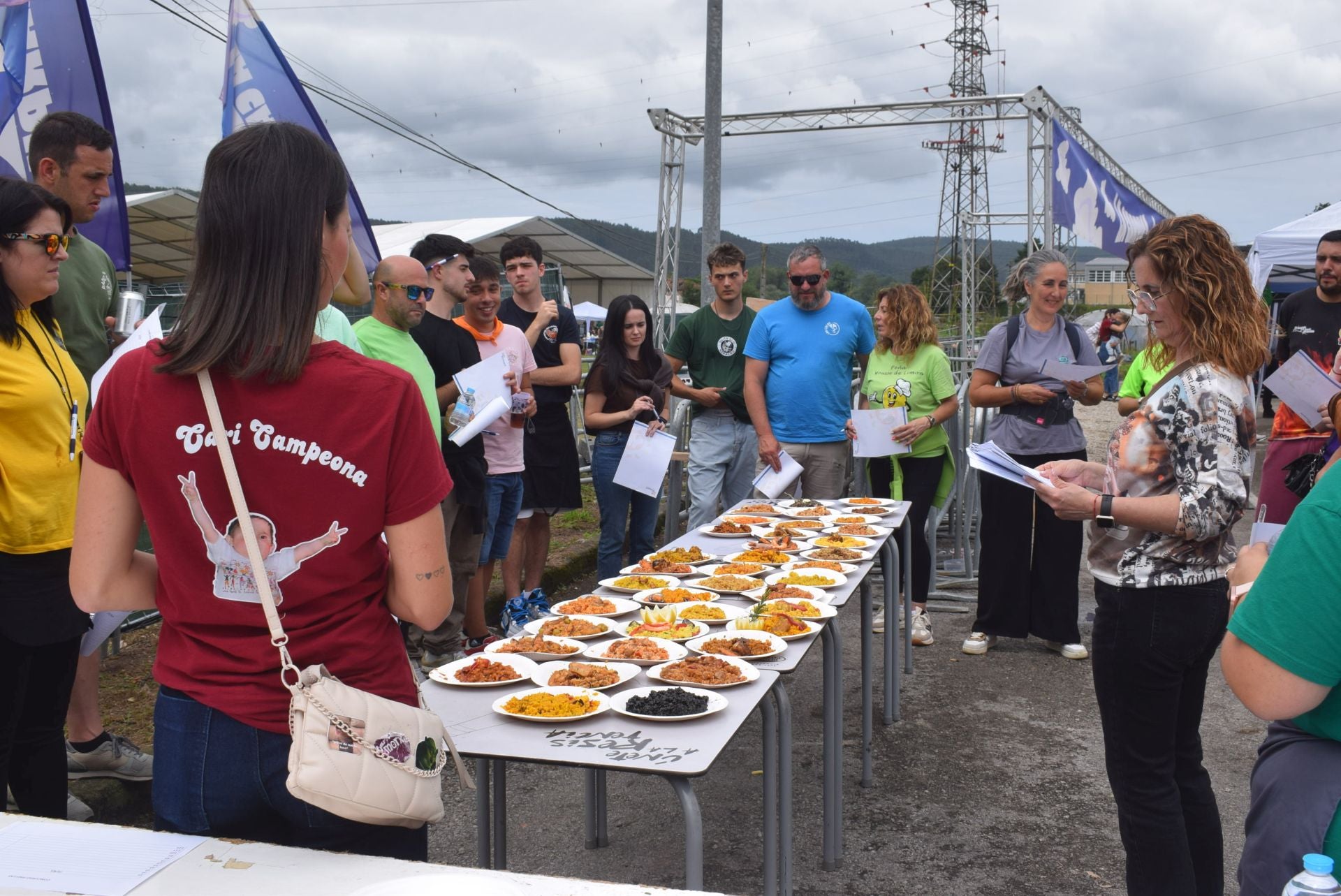 Llega el momento del jurado y la cata de las paellas presentadas.