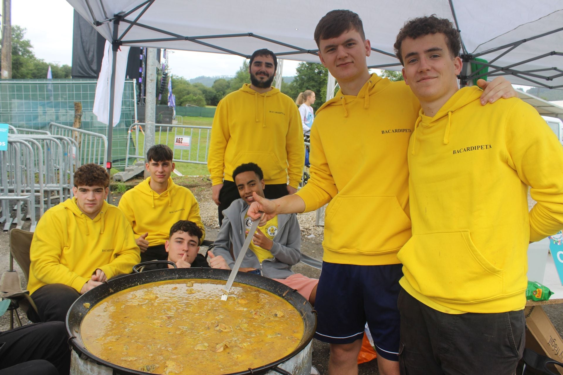 Los jóvenes de Bacardipeta en plena elaboración de su paella.