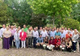El exalcalde de Cabuérniga, Gabriel Gómez, en el centro de la foto con cachava, junto al expresidente Revilla.