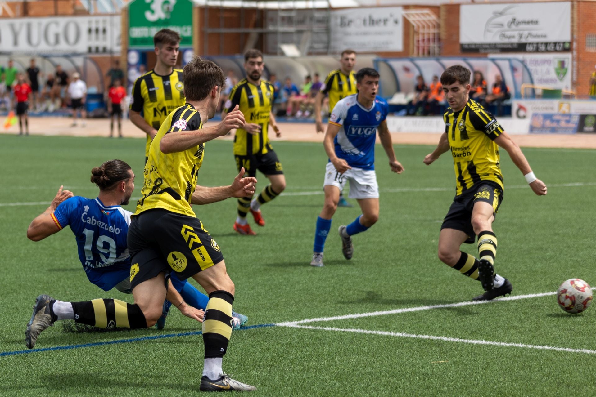 De izquierda a derecha, Mier y Teje, del Cayón, tratan de frenar un ataque de los jugadores locales.