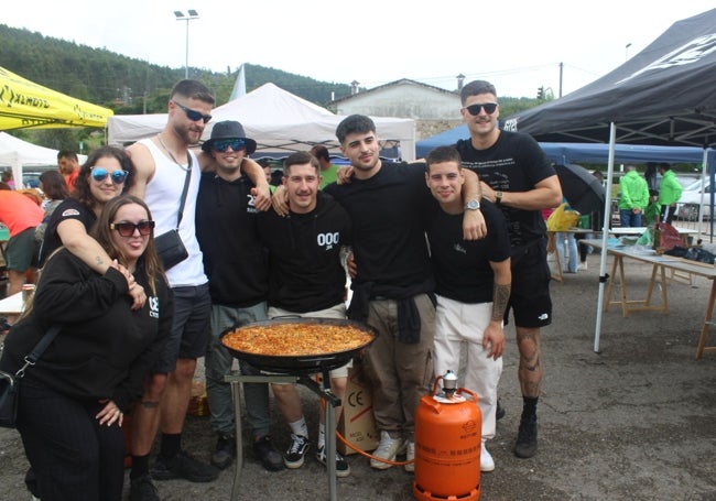 La peña ganadora del concurso de paellas.