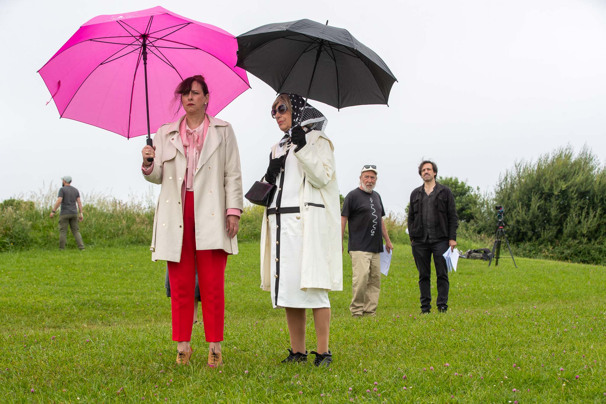 Las actrices durante el rodaje en un día de lluvia.