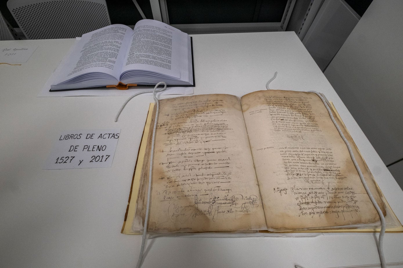 El Archivo Municipal de Santander guarda todos los libros de actos de los plenos municipales. En la imagen, el más antiguo (1527) y el más reciente (2017).