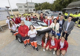 Los socorristas de Cruz Roja que se harán cargo de la vigilancia en las playas de Santander, junto a la alcaldesa, Gema Igual, y Eduardo Castillo, concejal de Protección Ciudadana.