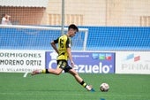 Miguel, del Cayón, se dispone a golpear la pelota.