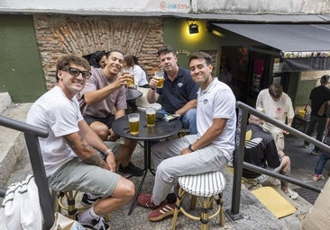 Cervezas a media tarde este jueves en el Pasadizo Zorrilla, de Santander.