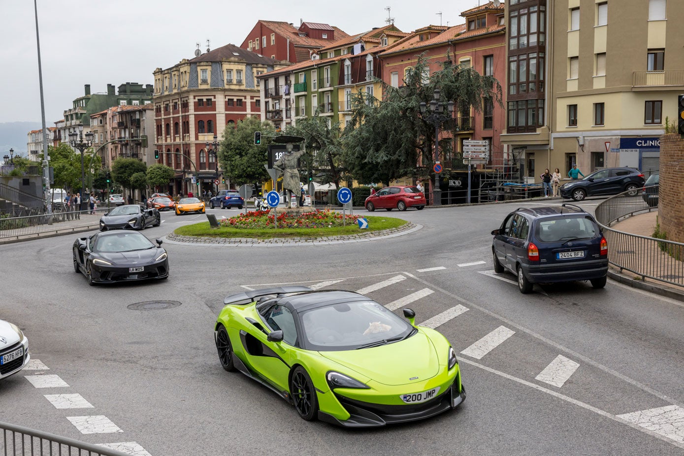 En la rotonda de La Sardinera, en la entrada al túnel de Tetuán, con modelos del club Mclaren.