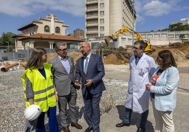 El consejero, en el centro, junto a responsables de Vías y del SCS