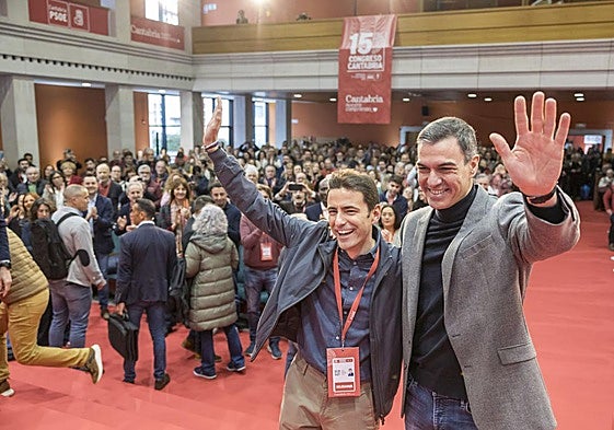 Pedro Casares y Pedro Sánchez, el pasado marzo, en Santander.