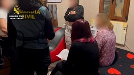 Detenida una familia de Castro Urdiales por obligar a nueve mujeres a prostituirse las 24 horas del día