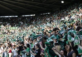 Los aficionados, en el Racing-Mirandés del play off de ascenso a Primera.