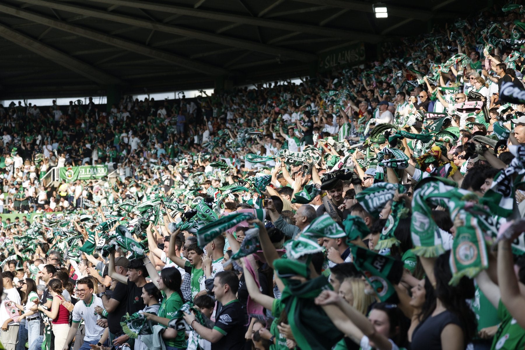 Los aficionados, en el Racing-Mirandés del play off de ascenso a Primera.