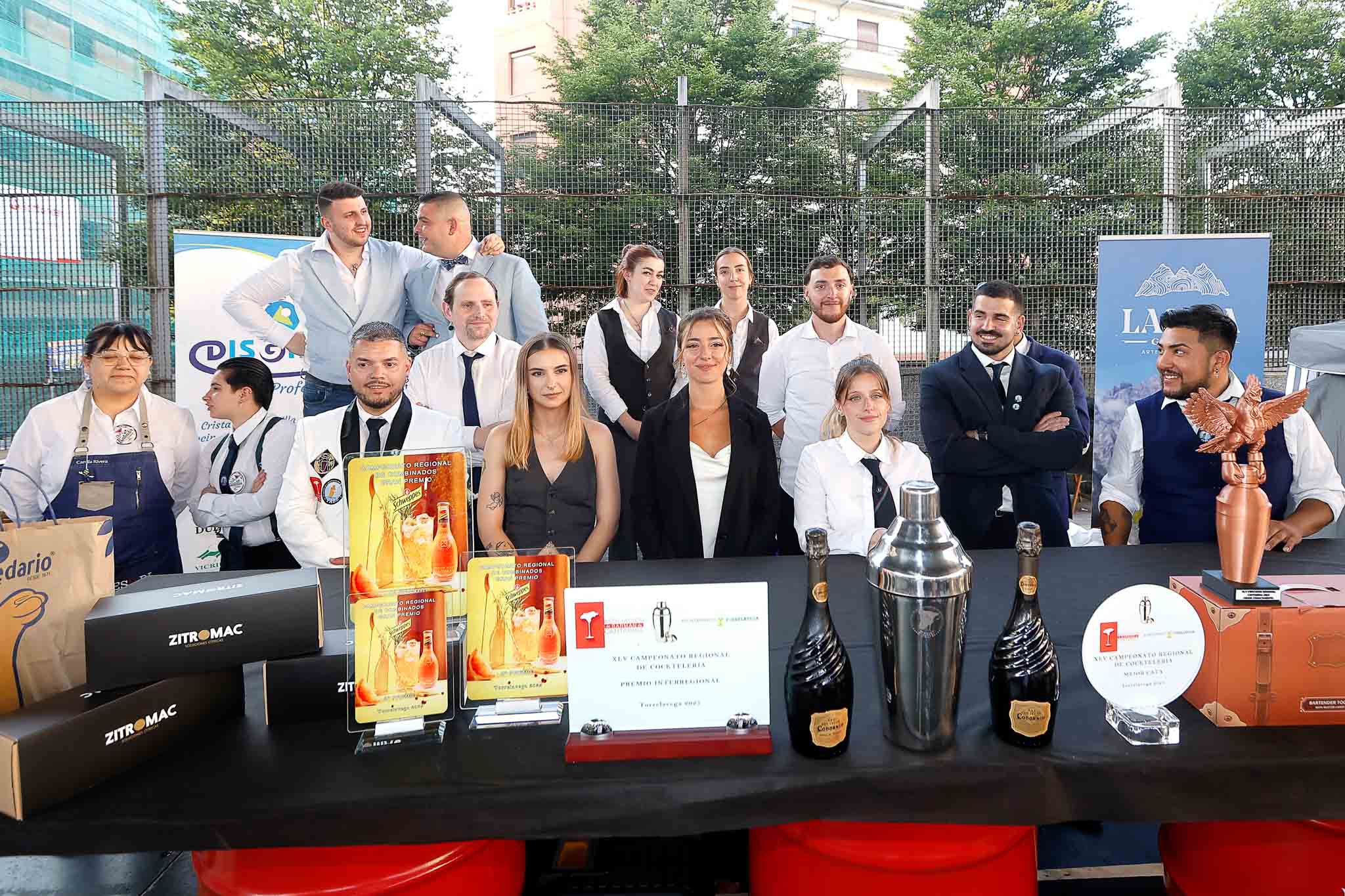 Foto de familia de todos los participantes.