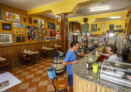 Basi Díaz sirve y charla con un cliente del establecimiento, ayer, en el bar de la Peña Bolística de Torrelavega.