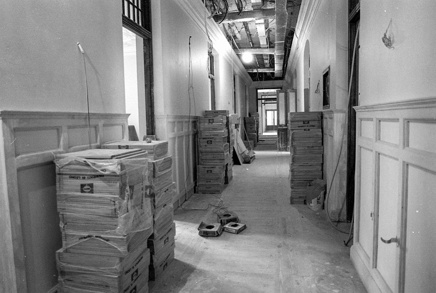 La zona museística se rehabilitó mantieniendo el carácter original, mientras que en otras dependencias primó el criterio rehabilitador, y, se modificaron espacios en función de las nuevas necesidades, como el sótano o la nueva escalera central.