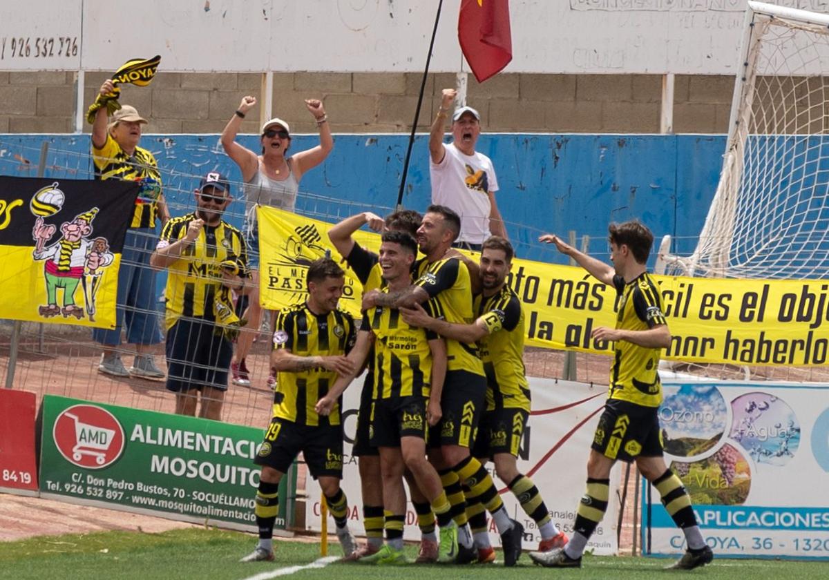 Los jugadores del Cayón celebran el gol del empate en Socuéllamos.