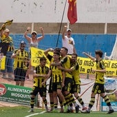 Los jugadores del Cayón celebran el gol del empate en Socuéllamos.