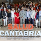 Foto de familia en el auditorio del Centro Botín con los consejeros Begoña Gómez del Río y César Pascual en el centro de la imagen