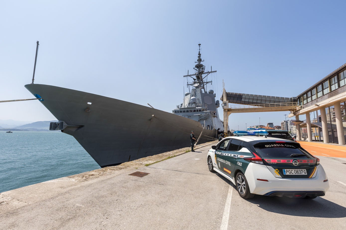 La fragata permanece atracada en el muelle del Almirante.