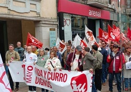 Israel Ruiz Salmón, de blanco, junto a parte de su dirección en la manifestación del 1 de mayo.